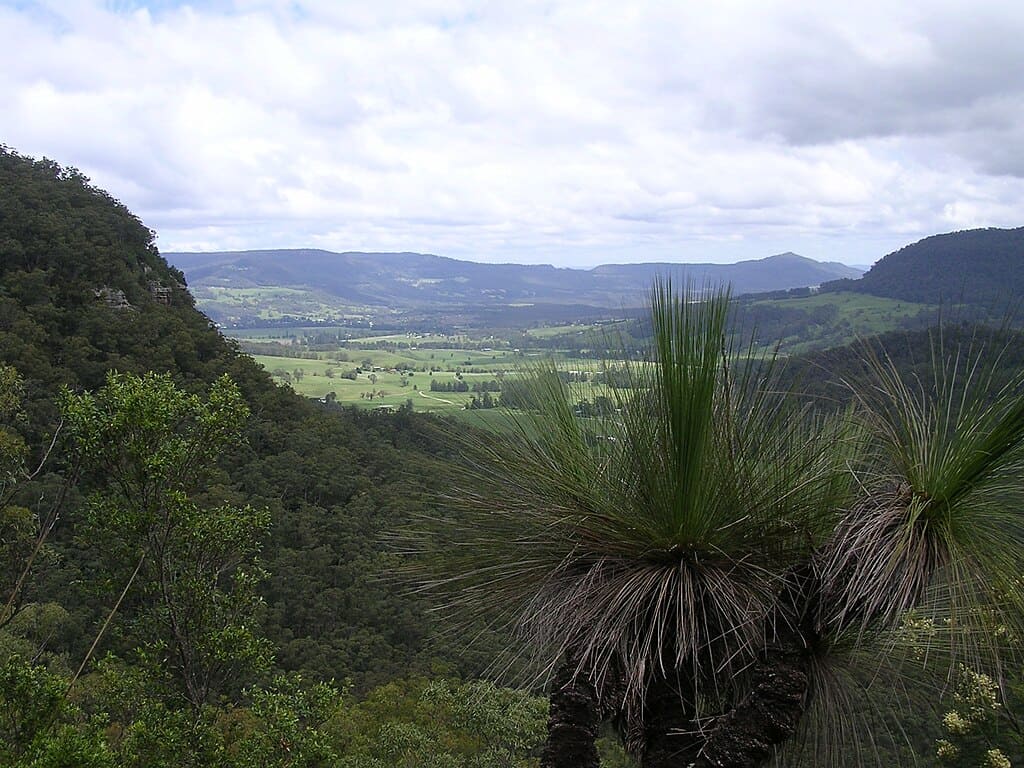 view of kangaroo valley from keanans pass lookout