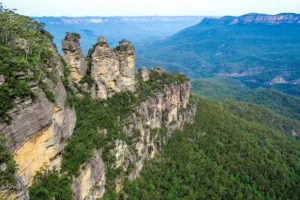 The Three Sisters rock formation at Echo Point overlooking the Jamison Valley in Katoomba, a must see natural landmark on a Blue Mountains family holiday.